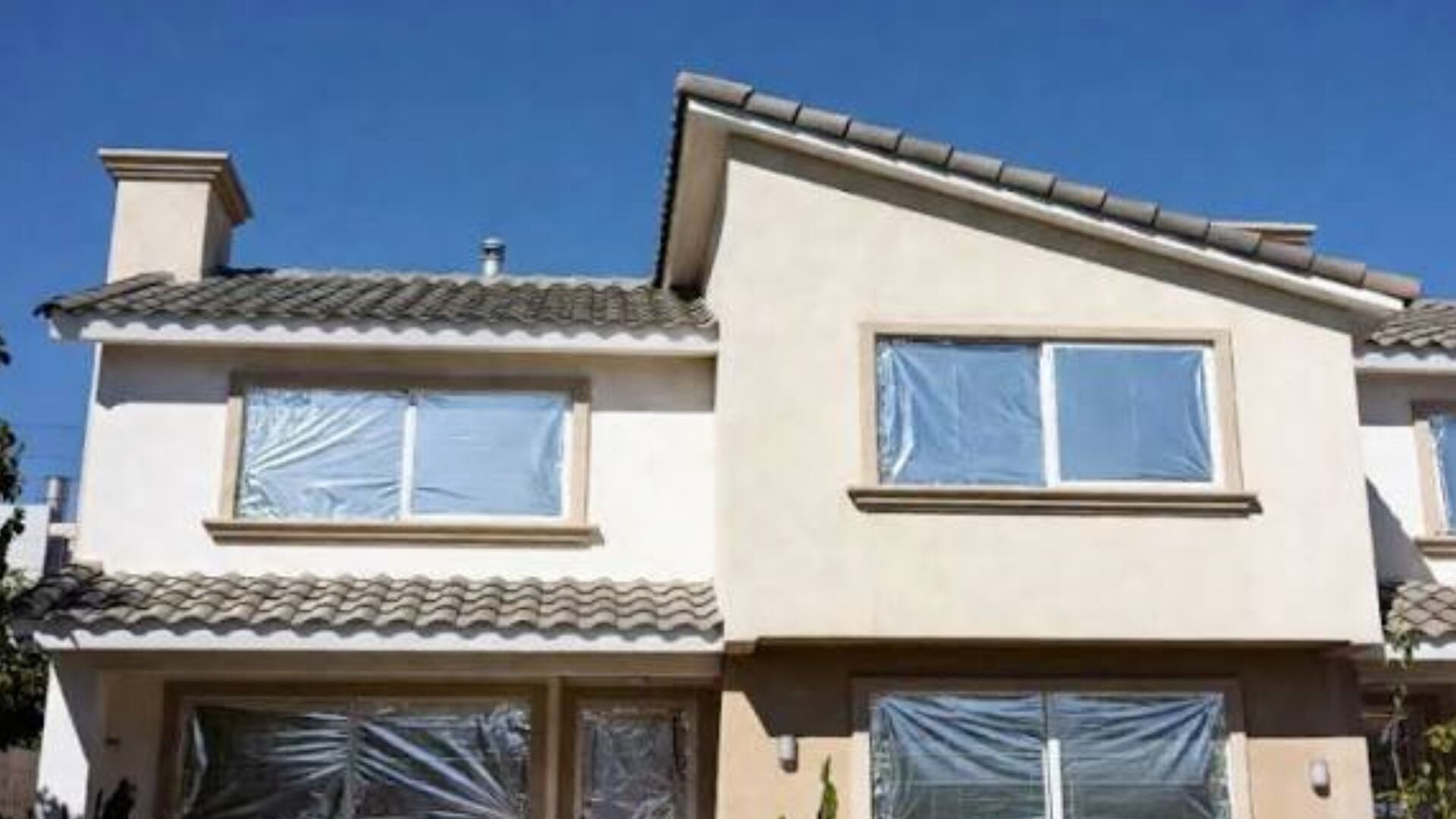 ¿Truco contra el calor? Cubren las ventanas con papel aluminio, esto explica la ciencia
