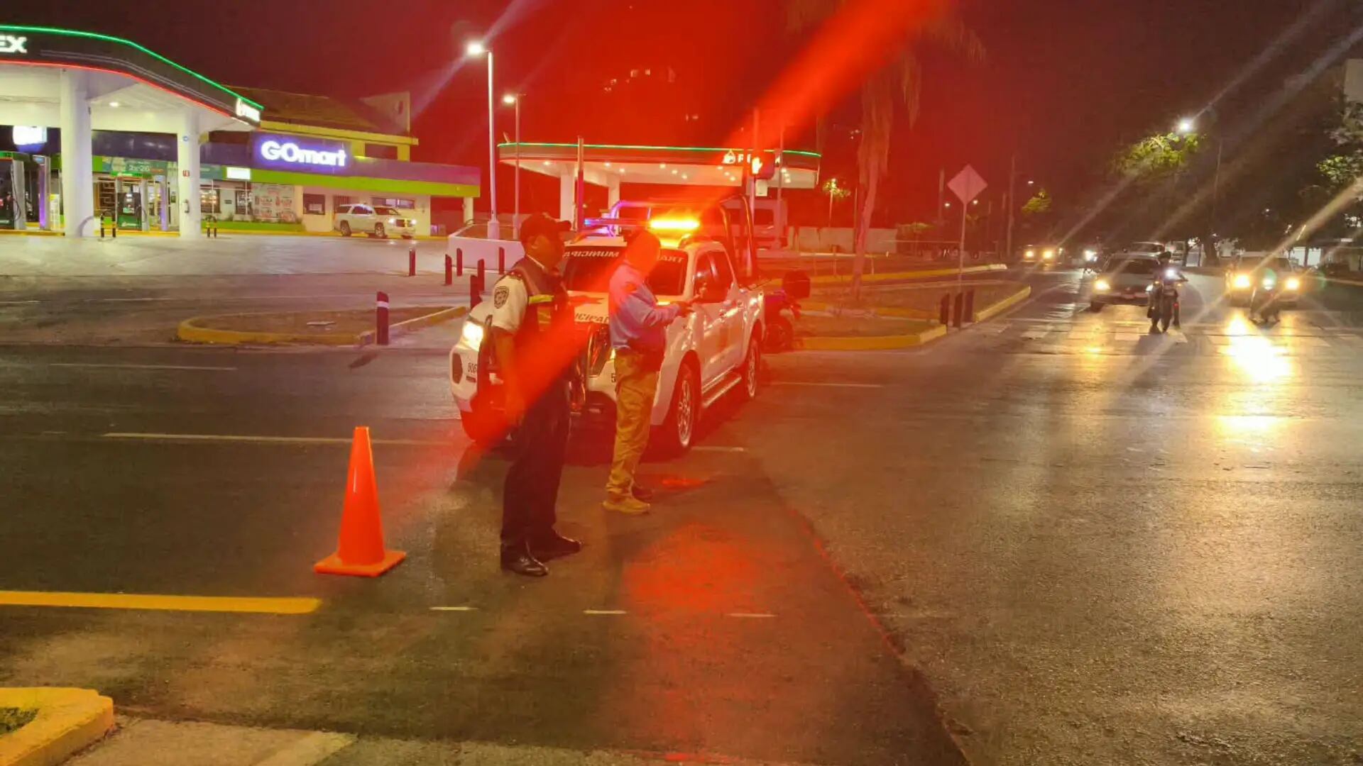 ¡ATENCIÓN!  Reportan CIERRE de la entrada a la Zona Hotelera en Cancún; habilitan doble circulación en carril