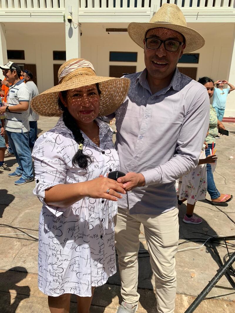 Pareja se compromete durante el eclipse solar en Quintana Roo 2023
