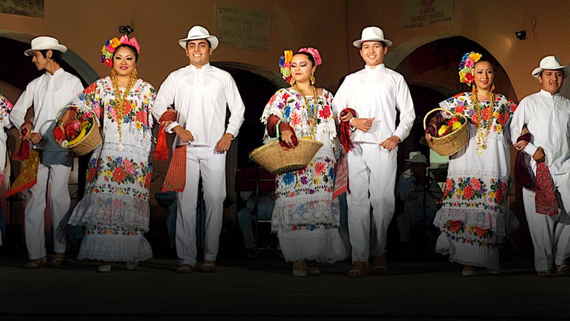 Durante septiembre, la jarana recorre Yucatán, Campeche y Quintana Roo como expresión de una fusión de tres culturas que también permanece en otras danzas y tradiciones de la región.