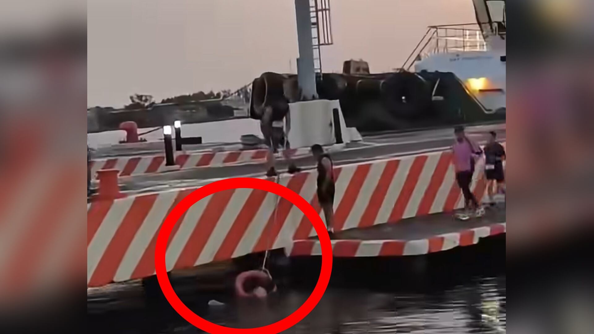 VIDEO ¡Momentos de tensión! Así fue el rescate de una corredora en Veracruz; cayó al agua